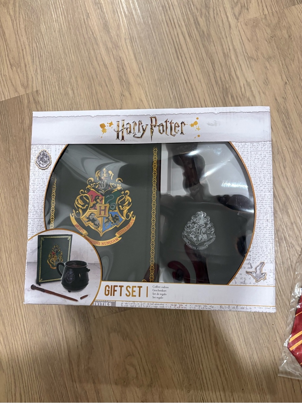 Harry Potter Hogwarts Collectors Set - Picture 1 of 6